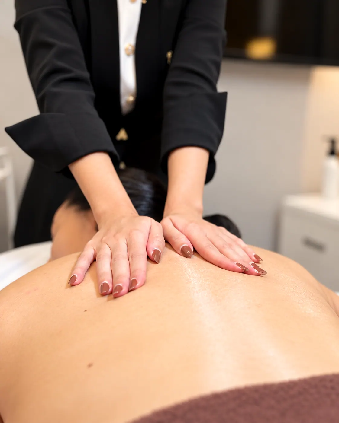 Mãos da esteticista durante massagem