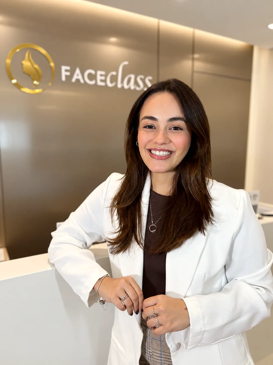 Dra. Náthalie Sophie, de jaleco branco, na recepção da Faceclass
