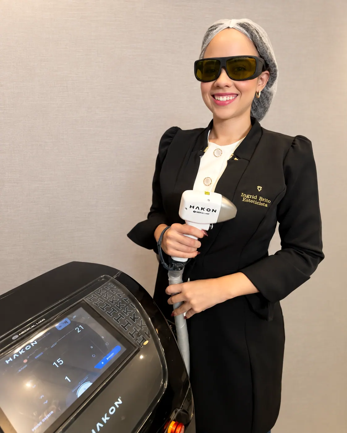 Esteticista da Faceclass com óculos de proteção e ponteira do laser