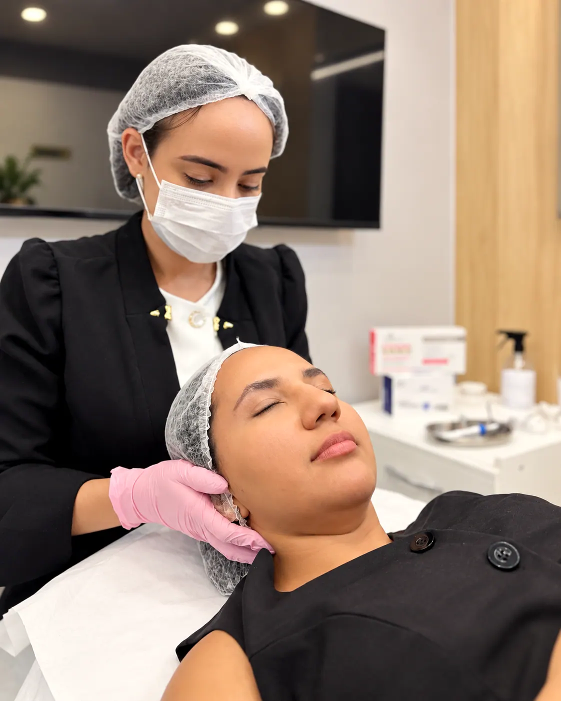 Esteticista realizando cuidado facial em paciente